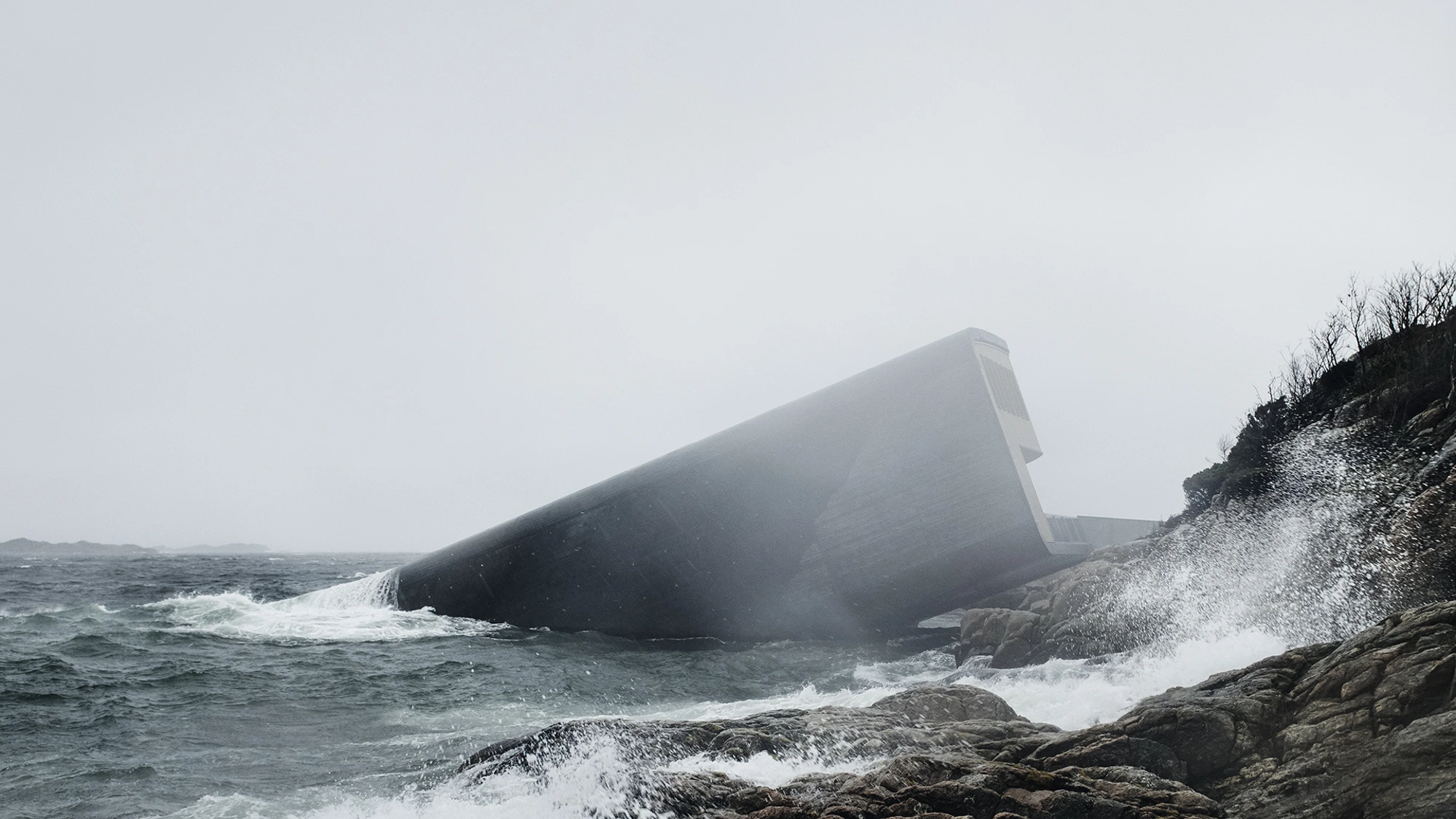 Havet omfavner deg, og gjennom restauranten vår vil du utforske det med alle sansene dine.