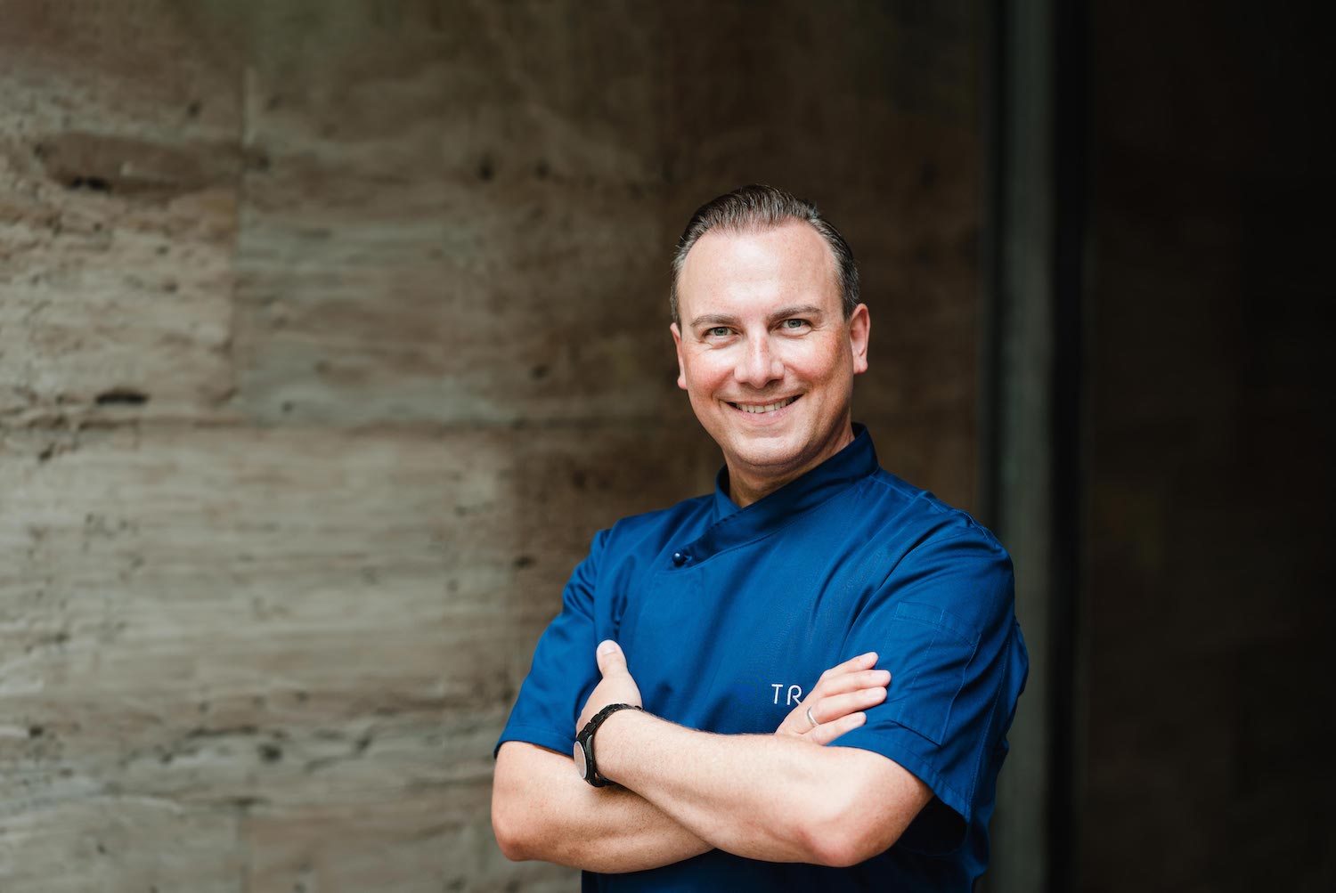 Lese unser Interview mit dem kulinarischen Provokateur und Michelin-Sternekoch Tim Raue aus Berlin! Einzigartiger Einfluss auf die deutsche Sterne-Küche!